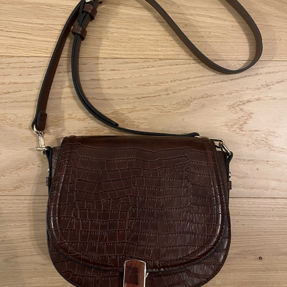 Elegant Brown Crocodile-Embossed Crossbody Bag